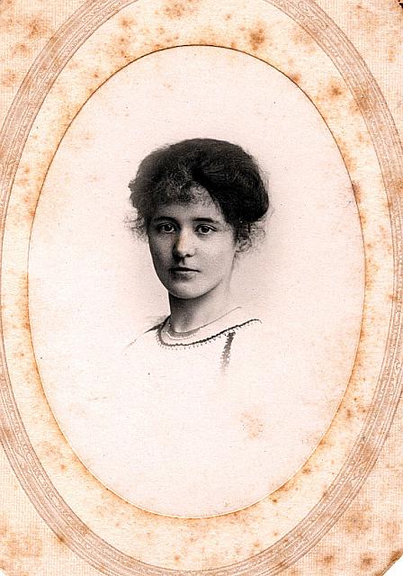 Ida Goulmy *25-11-1896 te Amsterdam +10-11-1965 te Wien,gehuwd met Prof.Frans Valentin Damian *12-12-1884 te Theresienstadten + 03-09-1940 te Wien.