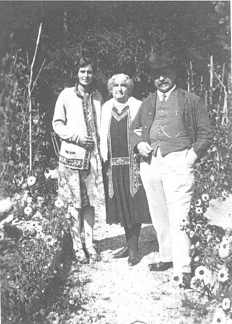 Links Philomene Goulmy-Melicher met haar ouders Dorothea en Eugène Goulmy op bezoek bij hun dochter in Oostenrijk Altenmarkt 1930.