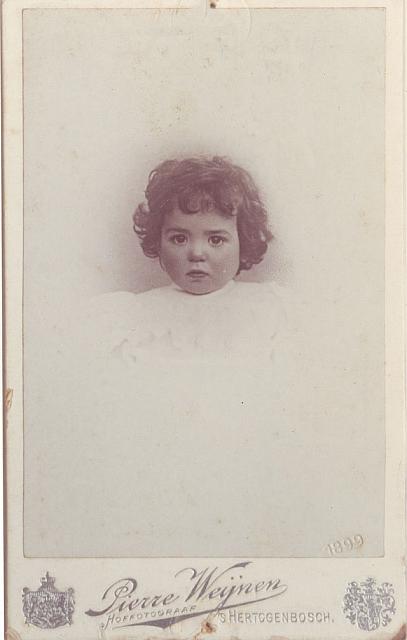 Dit is pierre antoine 23-08-1895 geboren in Amsterdam en overleden op 08-09-1899 te Den-Bosch nr.35.Dit is de laatst bekende foto voor zijn overlijden,in rechterhoek foto 1899.