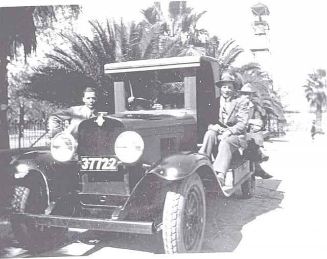 Rechts voor Paul en daar achter Eduward Goulmy links onbekend in Australië ca.1929.