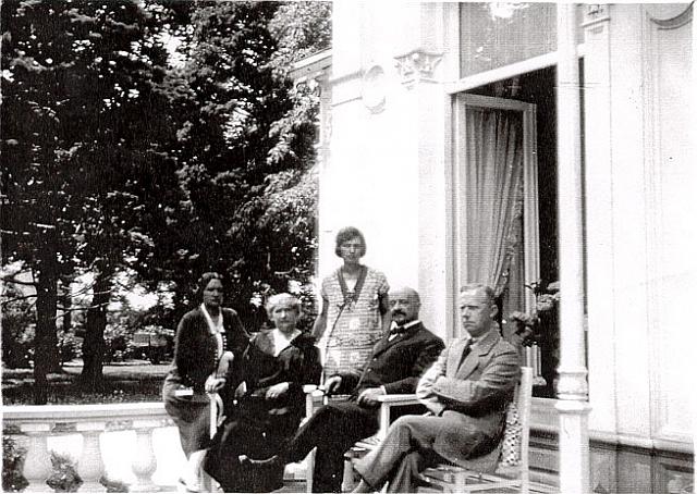 Foto genomen op Dorothea-oord.links Aafra moeder dorothea en dochter Philomena Vader Eugène en Guus van Meerwijk man van Aafra.omstreeks 1926.