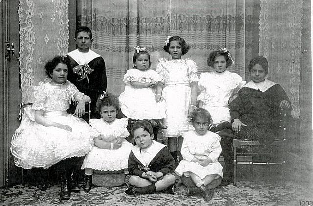 Foto van 1903 zie rechts onder,en nu de namen nog wie puzzelt mee? mocht je het weten kun je hieronder add comment gebruiken om te antwoorden.v.l.n.r.Celine-Johan-Ria-Theo-Philo-Aafra-Ida-Eugène kindj...