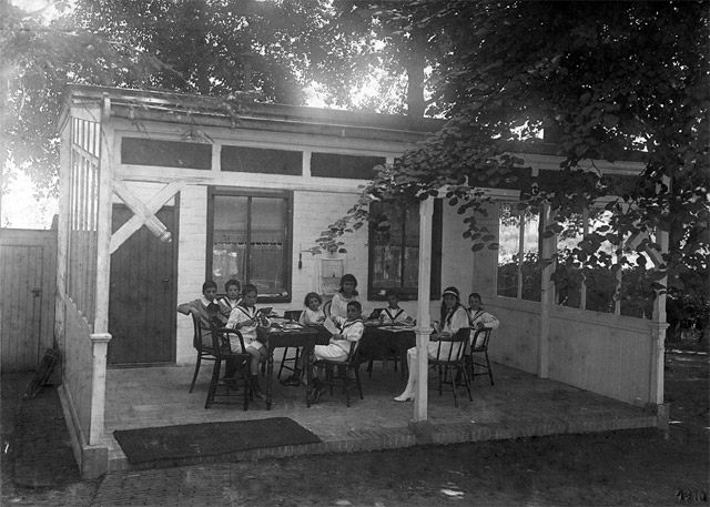 Hintham-De Villa Zuiderbosch-Dorothea-oord.Tuinhuis waarin o.a. pianoles werd gegeven. foto 1916 P.Weijnen.