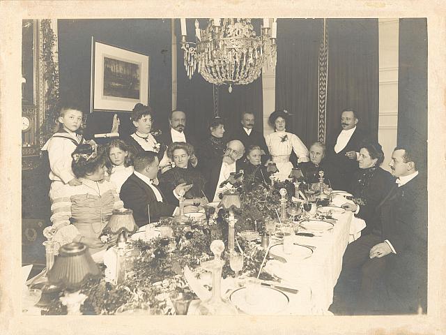 groepsfoto1912-beguin-v.l.n.r.Anna Hogenbosch-Beguin-achter haar zoontje Piet Beguin -haar dochterje Guusta Beguin Guusje)-Bert Beguin echtgenoot van Anna Hogenbosch-staand Jeanette Hogenbosch,vrouw ...