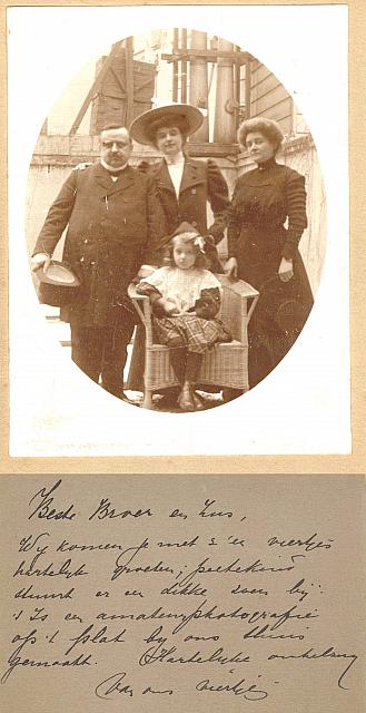 Ida Hogenbosch trouwde met Hugo Goulmy geb.`s-Hertogenbosch 29-11-1863 agent voor buitenlandse Handelshuizen overl.alh.20-05-1923 Rechts op de foto haar zus Dorothea trouwde met de broer van Hugo Eugène Goulmy.