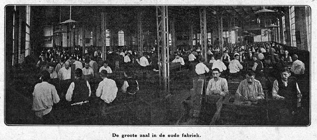 Afb.2 De sigarenmakerij op de eerste verdieping van de fabriek omstreeks 1910. De eigen fanfare van Goulmy en Baar,in1894 opgericht(10),droeg da...