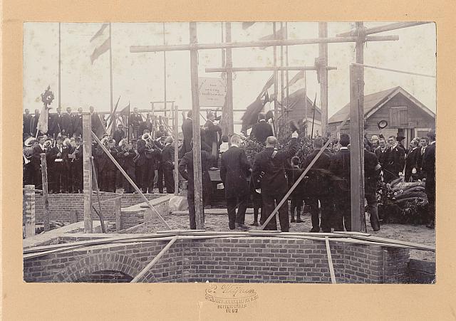 Eerste steenlegging door Eugène.jr.6 jaar en Johan 4 jaar 31 juli 1897 van de sigarenfabriek Bosscheveldweg op ('t Zand)Op de verhoging staat Eugène Goulmy daar tussen zijn zoon Eugène in matrozen pak rechts van hem Rudolf Baar,helemaal rechts op de...