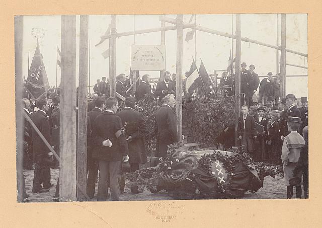 Eerste steenlegging 31 juli 1897 sigarenfabriek op 't zand door Eugène jr.6 jaar en Johan 4 jaar links in het vaandel de oprichtings datum van harmonie Neerlandia 1894 een jaar na deze opname wordt de harmonie omgedoopt in de Harmonie Goulmy & Baar.