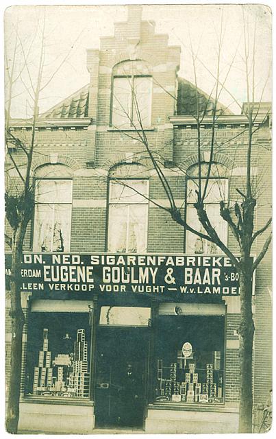 De foto van de sigarenzaak van W. van Lamoen
fotocollectie M. Boers de lokatie is  Dorpstraat te Vught op de plaats waar nu juwelier Boers gevestigd is.Bron:Henk Smeets.