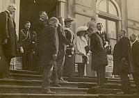 Ontmoeting Eugène Goulmy en de dirigent Johan Wierts van de Koninklijke Harmonie Goulmy & Baar bij Koningin Wilhelmina en prinses Juliana op 21 september 1920 op bordes Huis ten Bosch.Den Haag.