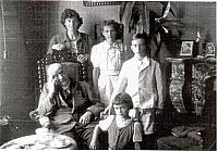 Dochter Philo uit Wien met kinderen Mitzi,Theophil en Phili op bezoek in Deurne.7 juli 1947