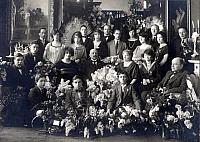 25 Jarig Huwelijksfeest Eugène en Dorothea Goulmy`s-Hertogenbosch mei 1915Beginnend van links onder naar rechts.Toni van Screbensky kind uit Oostenrijk Wien, HBS gevolgd in `s-Hertogenbosch,Albert...