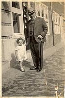 Eugène Goulmy Sr.(majoor)met Trees Goulmy in Amsterdam Parimaribostraat.
Goulmyag wat is de datum?
