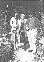 Links Philomene Goulmy-Melicher met haar ouders Dorothea en Eugène Goulmy op bezoek bij hun dochter in Oostenrijk Altenmarkt 1930.