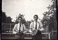 Op de tennisbaan te Hintham links Paul Goulmy rechts Theo of Victor wie weet het?
