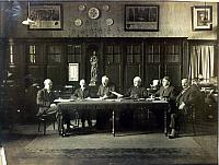 Het dagelijksch bestuur van het R.K.Huisvestingscomité gekiekt tijdens eene vergadering op het Centraal Bureau.v.l.n.r.J.Pastoor Penningmeester, Jos van Mackelenbergh, Z.D.H.Mgr.A.F.Diepen,voorz...