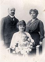 Eugenè Goulmy sr.en Dorothea Goulmy-Hogenbosch met Joke Goulmy-Stokvis en op schoot Eugène 1 jaar.Datum 1918 en plaats?