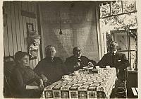 Midden foto moeder en vader van Louis Stokvis met op tafel een 50 stuks doos sigaren van Goulmy & Baar. Foto gemaakt in tuinhuisje Eindhoven.