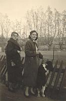 Oma Goulmy-Stokis en dochter Trees
50er  jaren kinderboerderij Groenendael Heemstede