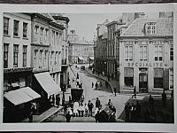 Dit is de zaak en het woonhuis rechts op de foto van Paul Victor Philippe Goulmy *9-12-1822  +6-12-1908 de confiturier,likeurstoker en restaurateur en uitvinder van vleesch extract (bouillon).Hofleverancier,leverancier der Koninklijke Nederlandse Marin...