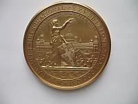 Deze bronzen penning is een eerste prijs penning op een tentoonstelling in 1879 te Sydney Australie uitgereikt,heeft te maken met een wedstrijd over nieuwe producten o.a.fabricage van glas machine's horloges en ook bouillon. Wil Goulmy   Misschien kan ...
