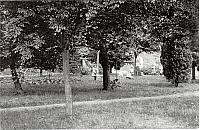 Tuin Dorothea-oord. foto 1899.Wie heeft hier de originele foto van?.