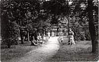 Vader-Moeder en 7 kinderen in de tuin van Dorothea-oord.1899?.