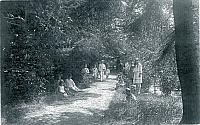 In de tuin van Dorothea-oord.Hintham 1910 ?.