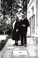 Eugène Goulmy(geb.1865)en Dorothea Hogenbosch(geb.1868).8 mei1890 getrouwd in Amsterdam .Foto omstreeks 1920 op het terras Dorothea-oord.Hintham.