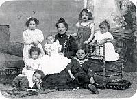 Dorothea met 7 kinderen 1898-1899 ?.