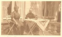 Dorothea Goulmy Hogenbosch links op de foto en haar 2e moeder Helena Schoonebosch geb.Amsterdam 31-03-1843 overl.`s-Hertogenbosch 1926.rechts op de foto.
