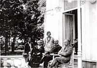 Foto genomen op Dorothea-oord.links Aafra moeder dorothea en dochter Philomena Vader Eugène en Guus van Meerwijk man van Aafra.omstreeks 1926.