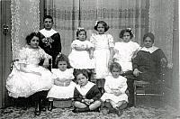 Foto van 1903 zie rechts onder,en nu de namen nog wie puzzelt mee? mocht je het weten kun je hieronder add comment gebruiken om te antwoorden.v.l.n.r.Celine-Johan-Ria-Theo-Philo-Aafra-Ida-Eugène kindj...