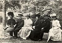 Foto gemaakt in Wilhelminapark (Maliebaan) te Utrecht 25 juli 1907.van links naar rechts.Ida Hogenbosch (oudere en enige zuster van Dorothea Goulmy Hogenbosch)Anton Trautwijn (getrouwd met Celine...