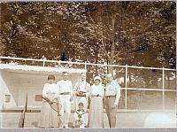 De tennisbaan achter Dorotheaoord Rosmalen.De namen van de personen op de foto graag melden.