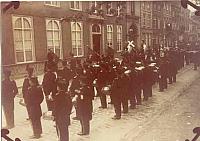 De plechtige uitreiking van onderscheidingsteekenen,door de Hongaarsche regeering verleend aan leden van het Ned.R.K.Huisvestingscomité,had 3 mei 1923 te `s-Hertogenbosch plaats.Het muziekkorps van...