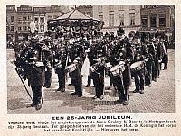 25 jarig jubileum harmonie 2 augustus 1919.Het korps na de huldiging met de lauwerkransen voor de versierde muziekkiosk op de markt te `s-Hertogenbosch.