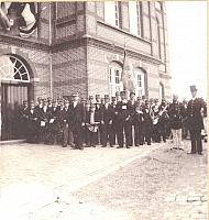 Feestelijke opening na Amsterdam Rokin 31 de tweede nieuwe fabriek in `s-Hertogenbosch in 1898.Bood plaats aan 400 arbeiders,in 1908 is de fabriek uitgebreid met 2.400m2.waar 500 mensen konden werken.D...