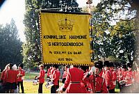 Het nieuwe korpsvaandel geschonken door de oud-leden op 26 augustus 1979 t.g.v.de viering van het 85-jarig bestaan van de Koninklijke Harmonie `s-Hertogenbosch,directeur Sjef Ipskamp.