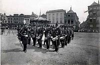 Het korps na de huldiging met de lauwerkransen voor de versierde muziekkiosk op de markt te `s-Hertogenbosch 02-08-1919.