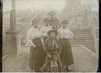 Foto 16 april 1916.31-31-1 michel weet jij wie dit is?Is het de St.Jan op de achtergrond.?
