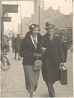 Vic Goulmy en Els van Banning.
Foto genomen in Amsterdam op de achtergrond de beurs van Berlage op de hoogte van het huidige C&A.