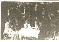 v.l.n.r.Dochter Philo Goulmy Eugène Goulmy en Dorothea Goulmy Antonie Melicher in Altenmarkt 1930 Theophil of Dorly graag datum. Dorly Huf-Melicher