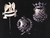 3 onderscheidingen waarvan 1 midden Beschermheer Neerlandia De Harmonie Goulmy& Baar was voorheen Neerlandia opgericht 2 februari 1894 onder de werknemers van Goulmy & Baar. 2 links is van Nimrod Handb...