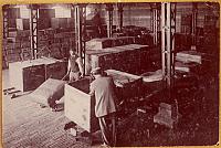 Eugène Goulmy aan het werk met tabak keuren en sorteren.foto juni 1898.