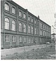 Afb.8 De fabrieksuitbreiding van 1907-1908 en het oudere gebouw aan de St.Crispijnstraat.(foto Monumentenzorg,1979).