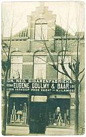 De foto van de sigarenzaak van W. van Lamoen
fotocollectie M. Boers de lokatie is  Dorpstraat te Vught op de plaats waar nu juwelier Boers gevestigd is.Bron:Henk Smeets.