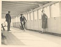 Eugène Goulmy en Wijsmuller accountant van de fabriek op de boot naar China.Weet niet of het Mevr.Wijsmuller is op de foto.1924-1925.